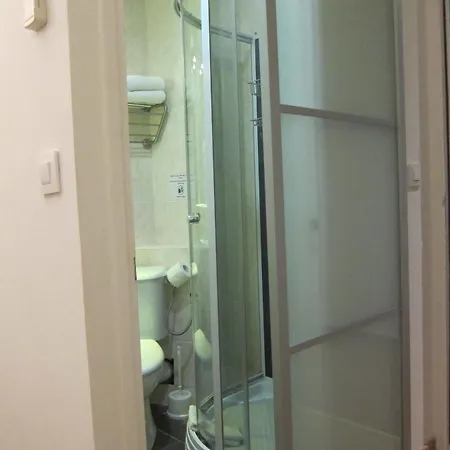 Brit Colbert أنتيب